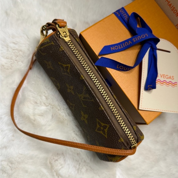 Louis Vuitton - Picture 12 of 16